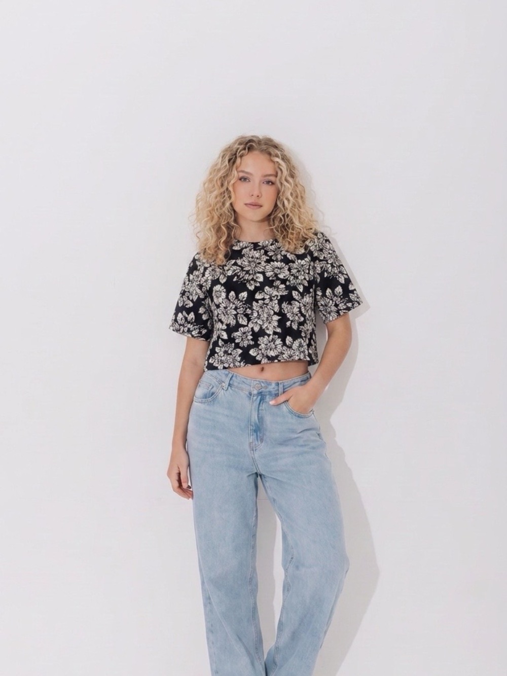 MAEVE BLACK & WHITE CROPPED BOLD FLORAL BOXY TOP SIZE /L